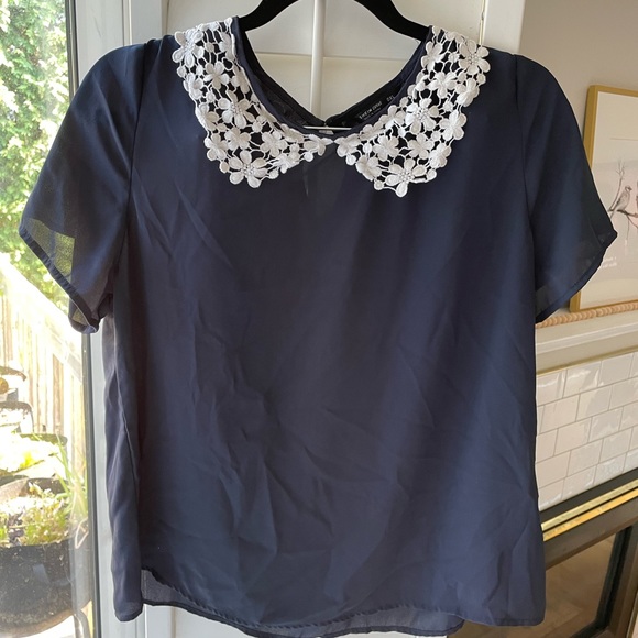 Peter plan collar blouse with crocheted floral collar - Picture 3 of 3